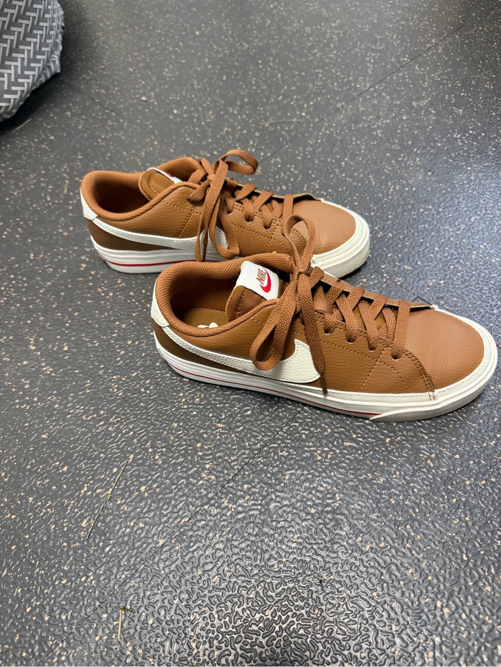 Nike Wonens Low-Top Sneakers in Brown with White Swoosh